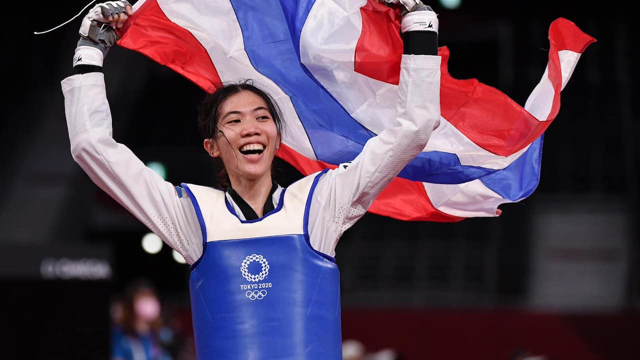 ทำเอาคนไทยปลื้มใจกันยกใหญ่ หลัง “น้องเทนนิส” นักเทควันโดทีมชาติไทย คว้าเหรียญทองประวัติศาสตร์ในโอลิมปิก โตเกียว เกมส์ 2020 ซึ่งดวลกับสาวน้อยวัย 17 ปี ชาวสเปน เกมสูสีสู้กันอย่างดุเดือดลุ้นระทึกเฉือนชนะแบบหวุดหวิด