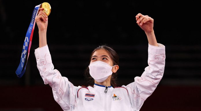 ทำเอาคนไทยปลื้มใจกันยกใหญ่ หลัง “น้องเทนนิส” นักเทควันโดทีมชาติไทย คว้าเหรียญทองประวัติศาสตร์ในโอลิมปิก โตเกียว เกมส์ 2020 ซึ่งดวลกับสาวน้อยวัย 17 ปี ชาวสเปน เกมสูสีสู้กันอย่างดุเดือดลุ้นระทึกเฉือนชนะแบบหวุดหวิด