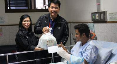 นายมนตรี ไชยพันธุ์ มอบเงินบำรุงขวัญนักกีฬาบาดเจ็บ ในกีฬาแห่งชาติ ครั้งที่ 42