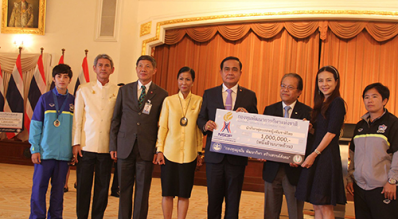 นายกรัฐมนตรี ให้โอวาทและมอบรางวัลแก่นักกีฬาฟุตบอลหญิงทีมชาติไทย