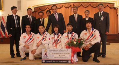 นายกรัฐมนตรี (พลเอก ประยุทธ์ จันทร์โอชา) แสดงความยินดีและมอบรางวัล