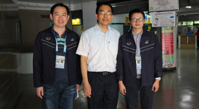 มอบของที่ระลึกเพื่อแสดงความขอบคุณแก่ นายแพทย์อภิชาติ วิสิทธิ์วงษ์