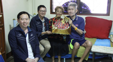 เยี่ยมให้กำลังใจนายปราโมทย์ รัตนสวัสดิ์ อดีตนักกีฬาฟุตบอลทีมชาติ ที่ทุพพลภาพ