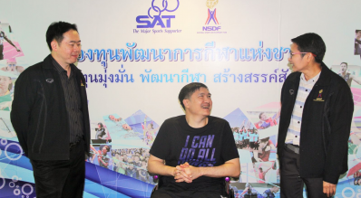 ทีมงานกองทุนมอบกระเช้าสุขภาพให้กำลังใจ นายวสันต์ เมธาภัทร อดีตนักกีฬาบาสเกตบอลทีมชาติไทย