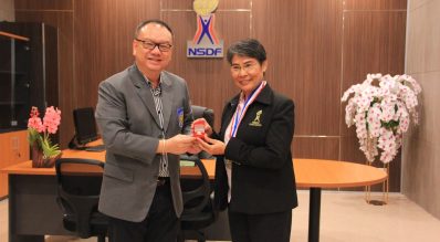 นางรุ่งทิวา รอดโพธิ์ทอง ผู้อำนวยการกองกำกับดูแลกองทุนกีฬา รับรางวัลเหรียญเงิน จากสหพันธ์กีฬาเพาะกายและฟิตเนสโลก