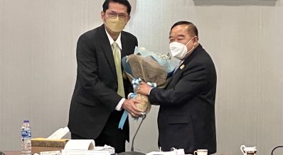 พลเอก ประวิตร วงษ์สุวรรณ มอบดอกไม้แสดงความขอบคุณกับนายสมหมาย ลักขณานุรักษ์ในวาระเกษียณอายุราชการ