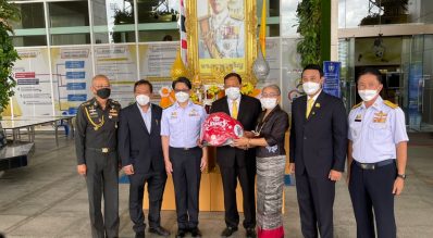 มอบอุปกรณ์กีฬามวยให้แก่ พลเอก ธันวาคม ทิพยจันทร์ นายกสมาคมพันธมิตรมวยไทยโลก