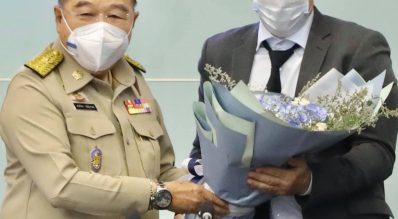 พลเอกประวิตร วงษ์สุวรรณ มอบดอกไม้ Stephan Fox พร้อมส่งมวยไทยไปโอลิมปิกเกมส์