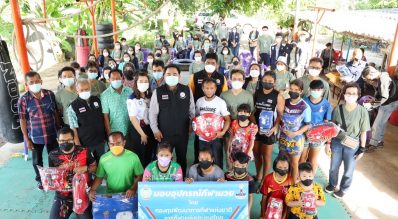 รองผู้จัดการกองทุน เยี่ยมชมและมอบอุปกรณ์กีฬามวยให้กับค่าย พ. เมืองเพชร