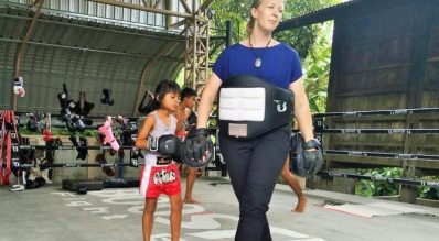 มะลิ วัฒนะยา : ครูมวยไทยสาวชาวแคนาดา ผู้อุทิศตัวให้เด็ก ๆ ในชุมชนอำเภอเมืองยาง