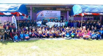 กองทุนพัฒนาการกีฬาแห่งชาติ การกีฬาแห่งประเทศไทย ส่งมอบสนามกีฬาและไฟส่องสว่าง พร้อมอุปกรณ์กีฬาในโครงการ “โรงเรียนแห่งความรู้ สุขศาลาแห่งความหวัง“ เพื่อสร้างแรงบันดาลใจให้กับเด็กและเยาวชน ในพื้นที่ห่างไกล ณ ศูนย์การเรียนตำรวจตระเวนชายแดนบ้านห้วยกุ๊ก อ.เวียงแก่น จ.เชียงราย