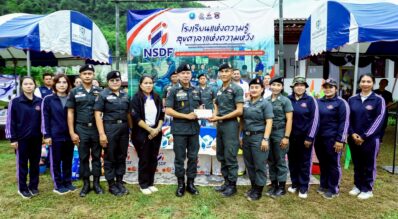 NSDF จับมือ ตชด. มอบสนามกีฬา ไฟส่องสว่าง อุปกรณ์กีฬา–แพทย์ ให้ศูนย์การเรียน ตชด.อินทรีอาสา บ้านปาเกอะญอ จ.เพชรบุรี ภายใต้โครงการ “โรงเรียนแห่งความรู้ สุขศาลาแห่งความหวัง”